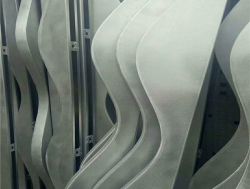 廣東金騰達異形鋁單板廠2.5白色波浪形鋁單板商業(yè)街外墻弧形鋁單板